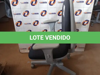 LOTE 612 - 01 CADEIRA DE ESCRITÓRIO COM BASE GIRATÓRIA. (NO ESTADO) ATENÇÃO! FAZER A VISITAÇÃO ANTES DE ARREMATAR, NÃO SABEMOS SE FUNCIONA. LEILÃO NÃO TEM GARANTIA E NEM DEVOLUÇÃO, SUJEITO A POSSÍVEIS AVARIAS VISÍVEIS/OCULTAS E/OU AUSÊNCIA DE COMPONENTES.