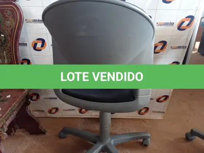 LOTE 574 - 01 CADEIRA DE ESCRITÓRIO COM BASE GIRATÓRIA. (NO ESTADO) ATENÇÃO! FAZER A VISITAÇÃO ANTES DE ARREMATAR, NÃO SABEMOS SE FUNCIONA. LEILÃO NÃO TEM GARANTIA E NEM DEVOLUÇÃO, SUJEITO A POSSÍVEIS AVARIAS VISÍVEIS/OCULTAS E/OU AUSÊNCIA DE COMPONENTES.