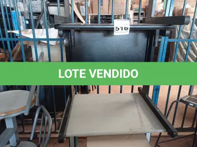 LOTE 516 - 04 MESAS E 01 GAVETEIRO COM 04 GAVETAS. (NO ESTADO) ATENÇÃO! FAZER A VISITAÇÃO ANTES DE ARREMATAR, NÃO SABEMOS SE FUNCIONA. LEILÃO NÃO TEM GARANTIA E NEM DEVOLUÇÃO, SUJEITO A POSSÍVEIS AVARIAS VISÍVEIS/OCULTAS E/OU AUSÊNCIA DE COMPONENTES.