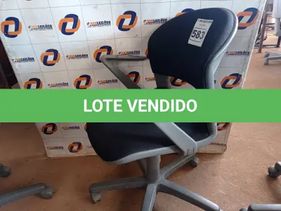 LOTE 583 - 01 CADEIRA DE ESCRITÓRIO COM BASE GIRATÓRIA. (NO ESTADO) ATENÇÃO! FAZER A VISITAÇÃO ANTES DE ARREMATAR, NÃO SABEMOS SE FUNCIONA. LEILÃO NÃO TEM GARANTIA E NEM DEVOLUÇÃO, SUJEITO A POSSÍVEIS AVARIAS VISÍVEIS/OCULTAS E/OU AUSÊNCIA DE COMPONENTES.