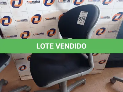 LOTE 579 - 01 CADEIRA DE ESCRITÓRIO COM BASE GIRATÓRIA. (NO ESTADO) ATENÇÃO! FAZER A VISITAÇÃO ANTES DE ARREMATAR, NÃO SABEMOS SE FUNCIONA. LEILÃO NÃO TEM GARANTIA E NEM DEVOLUÇÃO, SUJEITO A POSSÍVEIS AVARIAS VISÍVEIS/OCULTAS E/OU AUSÊNCIA DE COMPONENTES.