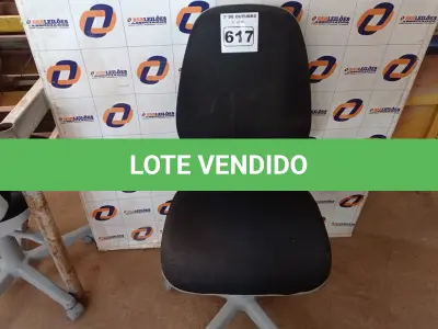 LOTE 617 - 01 CADEIRA DE ESCRITÓRIO COM BASE GIRATÓRIA. (NO ESTADO) ATENÇÃO! FAZER A VISITAÇÃO ANTES DE ARREMATAR, NÃO SABEMOS SE FUNCIONA. LEILÃO NÃO TEM GARANTIA E NEM DEVOLUÇÃO, SUJEITO A POSSÍVEIS AVARIAS VISÍVEIS/OCULTAS E/OU AUSÊNCIA DE COMPONENTES.