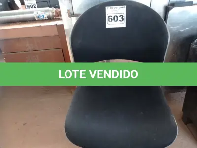 LOTE 603 - 01 CADEIRA DE ESCRITÓRIO COM BASE GIRATÓRIA. (NO ESTADO) ATENÇÃO! FAZER A VISITAÇÃO ANTES DE ARREMATAR, NÃO SABEMOS SE FUNCIONA. LEILÃO NÃO TEM GARANTIA E NEM DEVOLUÇÃO, SUJEITO A POSSÍVEIS AVARIAS VISÍVEIS/OCULTAS E/OU AUSÊNCIA DE COMPONENTES.