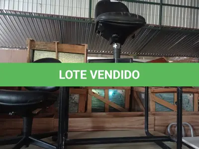 LOTE 540 - 01 MESA DE REUNIÃO EM MADEIRA, 04 CADEIRAS DE ESCRITÓRIO COM BASE GIRATÓRIA E 01 MESA COM BASE DE FERRO FUNDIDO E TAMPO EM MADEIRA. (NO ESTADO) ATENÇÃO! FAZER A VISITAÇÃO ANTES DE ARREMATAR, NÃO SABEMOS SE FUNCIONA. LEILÃO NÃO TEM GARANTIA E NEM DEVOLUÇÃO, SUJEITO A POSSÍVEIS AVARIAS VISÍVEIS/OCULTAS E/OU AUSÊNCIA DE COMPONENTES.