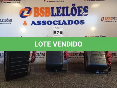 LOTE 576 - 03 CAIXAS DE SOM AMBIENTE. (NO ESTADO) ATENÇÃO! FAZER A VISITAÇÃO ANTES DE ARREMATAR, NÃO SABEMOS SE FUNCIONA. LEILÃO NÃO TEM GARANTIA E NEM DEVOLUÇÃO, SUJEITO A POSSÍVEIS AVARIAS VISÍVEIS/OCULTAS E/OU AUSÊNCIA DE COMPONENTES.