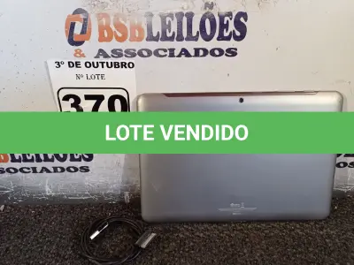 LOTE 370 - 01 TABLET SAMSUNG COM CABO. (NO ESTADO) ATENÇÃO! FAZER A VISITAÇÃO ANTES DE ARREMATAR, NÃO SABEMOS SE FUNCIONA. LEILÃO NÃO TEM GARANTIA E NEM DEVOLUÇÃO, SUJEITO A POSSÍVEIS AVARIAS VISÍVEIS/OCULTAS E/OU AUSÊNCIA DE COMPONENTES.