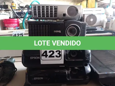 LOTE 423 - 04 PROJETORES MULTIMIDIA MARCAS E MODELOS DIVERSOS. (NO ESTADO) ATENÇÃO! FAZER A VISITAÇÃO ANTES DE ARREMATAR, NÃO SABEMOS SE FUNCIONA. LEILÃO NÃO TEM GARANTIA E NEM DEVOLUÇÃO, SUJEITO A POSSÍVEIS AVARIAS VISÍVEIS/OCULTAS E/OU AUSÊNCIA DE COMPONENTES.