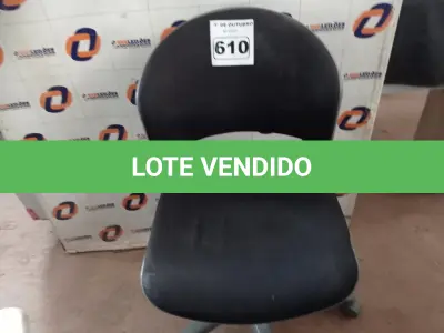 LOTE 610 - 01 CADEIRA DE ESCRITÓRIO COM BASE GIRATÓRIA. (NO ESTADO) ATENÇÃO! FAZER A VISITAÇÃO ANTES DE ARREMATAR, NÃO SABEMOS SE FUNCIONA. LEILÃO NÃO TEM GARANTIA E NEM DEVOLUÇÃO, SUJEITO A POSSÍVEIS AVARIAS VISÍVEIS/OCULTAS E/OU AUSÊNCIA DE COMPONENTES.