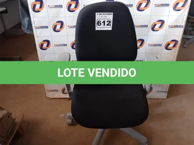 LOTE 612 - 01 CADEIRA DE ESCRITÓRIO COM BASE GIRATÓRIA. (NO ESTADO) ATENÇÃO! FAZER A VISITAÇÃO ANTES DE ARREMATAR, NÃO SABEMOS SE FUNCIONA. LEILÃO NÃO TEM GARANTIA E NEM DEVOLUÇÃO, SUJEITO A POSSÍVEIS AVARIAS VISÍVEIS/OCULTAS E/OU AUSÊNCIA DE COMPONENTES.