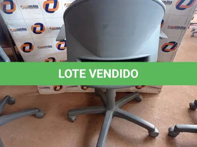 LOTE 583 - 01 CADEIRA DE ESCRITÓRIO COM BASE GIRATÓRIA. (NO ESTADO) ATENÇÃO! FAZER A VISITAÇÃO ANTES DE ARREMATAR, NÃO SABEMOS SE FUNCIONA. LEILÃO NÃO TEM GARANTIA E NEM DEVOLUÇÃO, SUJEITO A POSSÍVEIS AVARIAS VISÍVEIS/OCULTAS E/OU AUSÊNCIA DE COMPONENTES.