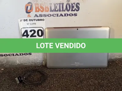 LOTE 420 - 01 TABLET SAMSUNG COM CABO. (NO ESTADO) ATENÇÃO! FAZER A VISITAÇÃO ANTES DE ARREMATAR, NÃO SABEMOS SE FUNCIONA. LEILÃO NÃO TEM GARANTIA E NEM DEVOLUÇÃO, SUJEITO A POSSÍVEIS AVARIAS VISÍVEIS/OCULTAS E/OU AUSÊNCIA DE COMPONENTES.