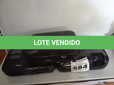 LOTE 584 - 03 PROJETORES MULTIMIDIA MARCAS EPSON. (NO ESTADO) ATENÇÃO! FAZER A VISITAÇÃO ANTES DE ARREMATAR, NÃO SABEMOS SE FUNCIONA. LEILÃO NÃO TEM GARANTIA E NEM DEVOLUÇÃO, SUJEITO A POSSÍVEIS AVARIAS VISÍVEIS/OCULTAS E/OU AUSÊNCIA DE COMPONENTES.