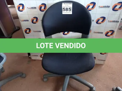 LOTE 585 - 01 CADEIRA DE ESCRITÓRIO COM BASE GIRATÓRIA. (NO ESTADO) ATENÇÃO! FAZER A VISITAÇÃO ANTES DE ARREMATAR, NÃO SABEMOS SE FUNCIONA. LEILÃO NÃO TEM GARANTIA E NEM DEVOLUÇÃO, SUJEITO A POSSÍVEIS AVARIAS VISÍVEIS/OCULTAS E/OU AUSÊNCIA DE COMPONENTES.