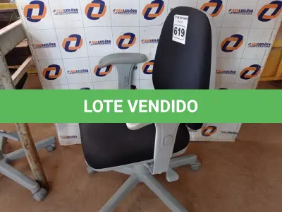 LOTE 619 - 01 CADEIRA DE ESCRITÓRIO COM BASE GIRATÓRIA. (NO ESTADO) ATENÇÃO! FAZER A VISITAÇÃO ANTES DE ARREMATAR, NÃO SABEMOS SE FUNCIONA. LEILÃO NÃO TEM GARANTIA E NEM DEVOLUÇÃO, SUJEITO A POSSÍVEIS AVARIAS VISÍVEIS/OCULTAS E/OU AUSÊNCIA DE COMPONENTES.