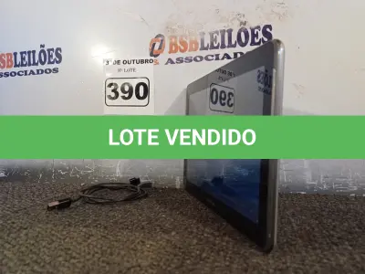 LOTE 390 - 01 TABLET SAMSUNG COM CABO. (NO ESTADO) ATENÇÃO! FAZER A VISITAÇÃO ANTES DE ARREMATAR, NÃO SABEMOS SE FUNCIONA. LEILÃO NÃO TEM GARANTIA E NEM DEVOLUÇÃO, SUJEITO A POSSÍVEIS AVARIAS VISÍVEIS/OCULTAS E/OU AUSÊNCIA DE COMPONENTES.
