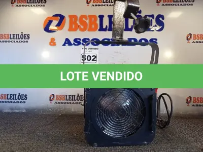 LOTE 502 - 01 LUMINÁRIA DE PALCO. (NO ESTADO) ATENÇÃO! FAZER A VISITAÇÃO ANTES DE ARREMATAR, NÃO SABEMOS SE FUNCIONA. LEILÃO NÃO TEM GARANTIA E NEM DEVOLUÇÃO, SUJEITO A POSSÍVEIS AVARIAS VISÍVEIS/OCULTAS E/OU AUSÊNCIA DE COMPONENTES.
