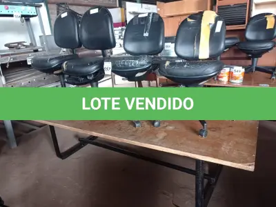 LOTE 557 - 01 MESA DE REUNIÃO COM BASE DE FERRO FUNDIDO E 04 CADEIRAS DE ESCRITÓRIO COM BASE GIRATÓRIA. (NO ESTADO) ATENÇÃO! FAZER A VISITAÇÃO ANTES DE ARREMATAR, NÃO SABEMOS SE FUNCIONA. LEILÃO NÃO TEM GARANTIA E NEM DEVOLUÇÃO, SUJEITO A POSSÍVEIS AVARIAS VISÍVEIS/OCULTAS E/OU AUSÊNCIA DE COMPONENTES.