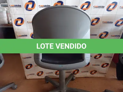LOTE 578 - 01 CADEIRA DE ESCRITÓRIO COM BASE GIRATÓRIA. (NO ESTADO) ATENÇÃO! FAZER A VISITAÇÃO ANTES DE ARREMATAR, NÃO SABEMOS SE FUNCIONA. LEILÃO NÃO TEM GARANTIA E NEM DEVOLUÇÃO, SUJEITO A POSSÍVEIS AVARIAS VISÍVEIS/OCULTAS E/OU AUSÊNCIA DE COMPONENTES.