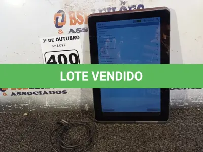 LOTE 400 - 01 TABLET SAMSUNG COM CABO. (NO ESTADO) ATENÇÃO! FAZER A VISITAÇÃO ANTES DE ARREMATAR, NÃO SABEMOS SE FUNCIONA. LEILÃO NÃO TEM GARANTIA E NEM DEVOLUÇÃO, SUJEITO A POSSÍVEIS AVARIAS VISÍVEIS/OCULTAS E/OU AUSÊNCIA DE COMPONENTES.