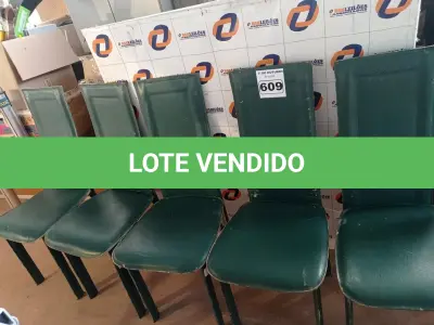 LOTE 609 - 06 CADEIRAS COM ESTRUTURA DE AÇO REVESTIDAS DE CORINO. (NO ESTADO) ATENÇÃO! FAZER A VISITAÇÃO ANTES DE ARREMATAR, NÃO SABEMOS SE FUNCIONA. LEILÃO NÃO TEM GARANTIA E NEM DEVOLUÇÃO, SUJEITO A POSSÍVEIS AVARIAS VISÍVEIS/OCULTAS E/OU AUSÊNCIA DE COMPONENTES.