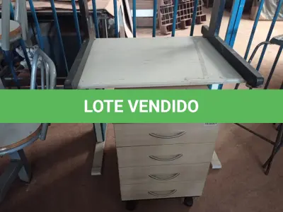 LOTE 516 - 04 MESAS E 01 GAVETEIRO COM 04 GAVETAS. (NO ESTADO) ATENÇÃO! FAZER A VISITAÇÃO ANTES DE ARREMATAR, NÃO SABEMOS SE FUNCIONA. LEILÃO NÃO TEM GARANTIA E NEM DEVOLUÇÃO, SUJEITO A POSSÍVEIS AVARIAS VISÍVEIS/OCULTAS E/OU AUSÊNCIA DE COMPONENTES.