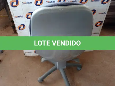 LOTE 615 - 01 CADEIRA DE ESCRITÓRIO COM BASE GIRATÓRIA. (NO ESTADO) ATENÇÃO! FAZER A VISITAÇÃO ANTES DE ARREMATAR, NÃO SABEMOS SE FUNCIONA. LEILÃO NÃO TEM GARANTIA E NEM DEVOLUÇÃO, SUJEITO A POSSÍVEIS AVARIAS VISÍVEIS/OCULTAS E/OU AUSÊNCIA DE COMPONENTES.