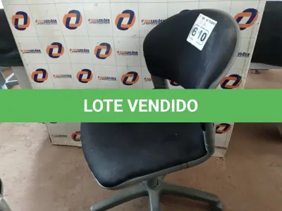 LOTE 610 - 01 CADEIRA DE ESCRITÓRIO COM BASE GIRATÓRIA. (NO ESTADO) ATENÇÃO! FAZER A VISITAÇÃO ANTES DE ARREMATAR, NÃO SABEMOS SE FUNCIONA. LEILÃO NÃO TEM GARANTIA E NEM DEVOLUÇÃO, SUJEITO A POSSÍVEIS AVARIAS VISÍVEIS/OCULTAS E/OU AUSÊNCIA DE COMPONENTES.