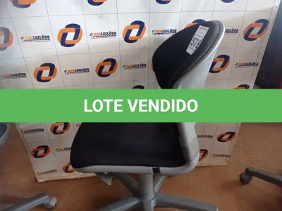 LOTE 575 - 01 CADEIRA DE ESCRITÓRIO COM BASE GIRATÓRIA. (NO ESTADO) ATENÇÃO! FAZER A VISITAÇÃO ANTES DE ARREMATAR, NÃO SABEMOS SE FUNCIONA. LEILÃO NÃO TEM GARANTIA E NEM DEVOLUÇÃO, SUJEITO A POSSÍVEIS AVARIAS VISÍVEIS/OCULTAS E/OU AUSÊNCIA DE COMPONENTES.