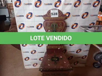 LOTE 528 - 01 CADEIRA ANTIGA EM MADEIRA. (NO ESTADO) ATENÇÃO! FAZER A VISITAÇÃO ANTES DE ARREMATAR, NÃO SABEMOS SE FUNCIONA. LEILÃO NÃO TEM GARANTIA E NEM DEVOLUÇÃO, SUJEITO A POSSÍVEIS AVARIAS VISÍVEIS/OCULTAS E/OU AUSÊNCIA DE COMPONENTES.