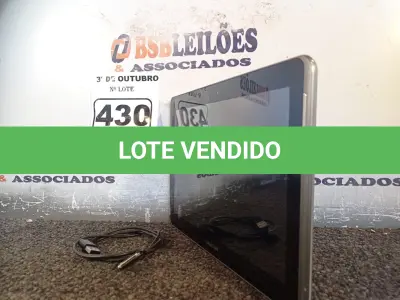 LOTE 430 - 01 TABLET SAMSUNG COM CABO. (NO ESTADO) ATENÇÃO! FAZER A VISITAÇÃO ANTES DE ARREMATAR, NÃO SABEMOS SE FUNCIONA. LEILÃO NÃO TEM GARANTIA E NEM DEVOLUÇÃO, SUJEITO A POSSÍVEIS AVARIAS VISÍVEIS/OCULTAS E/OU AUSÊNCIA DE COMPONENTES.