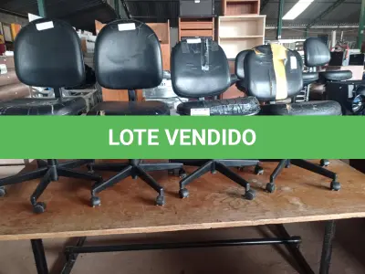 LOTE 557 - 01 MESA DE REUNIÃO COM BASE DE FERRO FUNDIDO E 04 CADEIRAS DE ESCRITÓRIO COM BASE GIRATÓRIA. (NO ESTADO) ATENÇÃO! FAZER A VISITAÇÃO ANTES DE ARREMATAR, NÃO SABEMOS SE FUNCIONA. LEILÃO NÃO TEM GARANTIA E NEM DEVOLUÇÃO, SUJEITO A POSSÍVEIS AVARIAS VISÍVEIS/OCULTAS E/OU AUSÊNCIA DE COMPONENTES.