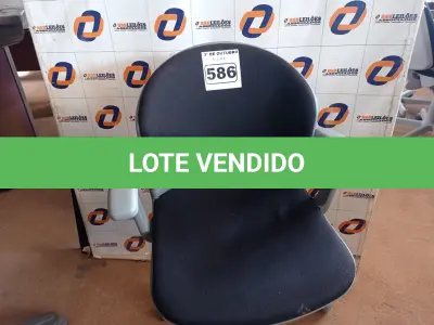 LOTE 586 - 01 CADEIRA DE ESCRITÓRIO COM BASE GIRATÓRIA. (NO ESTADO) ATENÇÃO! FAZER A VISITAÇÃO ANTES DE ARREMATAR, NÃO SABEMOS SE FUNCIONA. LEILÃO NÃO TEM GARANTIA E NEM DEVOLUÇÃO, SUJEITO A POSSÍVEIS AVARIAS VISÍVEIS/OCULTAS E/OU AUSÊNCIA DE COMPONENTES.