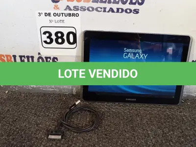 LOTE 380 - 01 TABLET SAMSUNG COM CABO. (NO ESTADO) ATENÇÃO! FAZER A VISITAÇÃO ANTES DE ARREMATAR, NÃO SABEMOS SE FUNCIONA. LEILÃO NÃO TEM GARANTIA E NEM DEVOLUÇÃO, SUJEITO A POSSÍVEIS AVARIAS VISÍVEIS/OCULTAS E/OU AUSÊNCIA DE COMPONENTES.