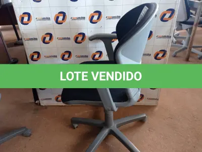 LOTE 586 - 01 CADEIRA DE ESCRITÓRIO COM BASE GIRATÓRIA. (NO ESTADO) ATENÇÃO! FAZER A VISITAÇÃO ANTES DE ARREMATAR, NÃO SABEMOS SE FUNCIONA. LEILÃO NÃO TEM GARANTIA E NEM DEVOLUÇÃO, SUJEITO A POSSÍVEIS AVARIAS VISÍVEIS/OCULTAS E/OU AUSÊNCIA DE COMPONENTES.