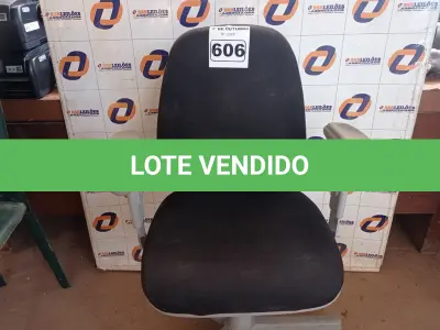 LOTE 606 - 01 CADEIRA DE ESCRITÓRIO COM BASE GIRATÓRIA. (NO ESTADO) ATENÇÃO! FAZER A VISITAÇÃO ANTES DE ARREMATAR, NÃO SABEMOS SE FUNCIONA. LEILÃO NÃO TEM GARANTIA E NEM DEVOLUÇÃO, SUJEITO A POSSÍVEIS AVARIAS VISÍVEIS/OCULTAS E/OU AUSÊNCIA DE COMPONENTES.
