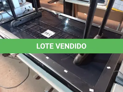 LOTE 391 - 01 TV DE PLASMA PANASONIC 50” POL E 01 EXPOSITOR. (NO ESTADO) ATENÇÃO! FAZER A VISITAÇÃO ANTES DE ARREMATAR, NÃO SABEMOS SE FUNCIONA. LEILÃO NÃO TEM GARANTIA E NEM DEVOLUÇÃO, SUJEITO A POSSÍVEIS AVARIAS VISÍVEIS/OCULTAS E/OU AUSÊNCIA DE COMPONENTES.