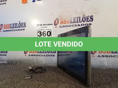 LOTE 360 - 01 TABLET SAMSUNG COM CABO. (NO ESTADO) ATENÇÃO! FAZER A VISITAÇÃO ANTES DE ARREMATAR, NÃO SABEMOS SE FUNCIONA. LEILÃO NÃO TEM GARANTIA E NEM DEVOLUÇÃO, SUJEITO A POSSÍVEIS AVARIAS VISÍVEIS/OCULTAS E/OU AUSÊNCIA DE COMPONENTES.
