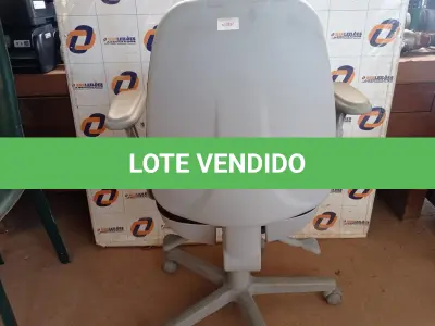 LOTE 606 - 01 CADEIRA DE ESCRITÓRIO COM BASE GIRATÓRIA. (NO ESTADO) ATENÇÃO! FAZER A VISITAÇÃO ANTES DE ARREMATAR, NÃO SABEMOS SE FUNCIONA. LEILÃO NÃO TEM GARANTIA E NEM DEVOLUÇÃO, SUJEITO A POSSÍVEIS AVARIAS VISÍVEIS/OCULTAS E/OU AUSÊNCIA DE COMPONENTES.