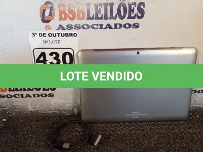 LOTE 430 - 01 TABLET SAMSUNG COM CABO. (NO ESTADO) ATENÇÃO! FAZER A VISITAÇÃO ANTES DE ARREMATAR, NÃO SABEMOS SE FUNCIONA. LEILÃO NÃO TEM GARANTIA E NEM DEVOLUÇÃO, SUJEITO A POSSÍVEIS AVARIAS VISÍVEIS/OCULTAS E/OU AUSÊNCIA DE COMPONENTES.