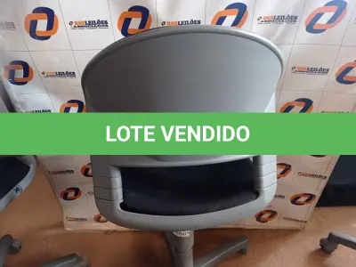 LOTE 579 - 01 CADEIRA DE ESCRITÓRIO COM BASE GIRATÓRIA. (NO ESTADO) ATENÇÃO! FAZER A VISITAÇÃO ANTES DE ARREMATAR, NÃO SABEMOS SE FUNCIONA. LEILÃO NÃO TEM GARANTIA E NEM DEVOLUÇÃO, SUJEITO A POSSÍVEIS AVARIAS VISÍVEIS/OCULTAS E/OU AUSÊNCIA DE COMPONENTES.