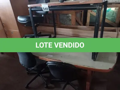 LOTE 540 - 01 MESA DE REUNIÃO EM MADEIRA, 04 CADEIRAS DE ESCRITÓRIO COM BASE GIRATÓRIA E 01 MESA COM BASE DE FERRO FUNDIDO E TAMPO EM MADEIRA. (NO ESTADO) ATENÇÃO! FAZER A VISITAÇÃO ANTES DE ARREMATAR, NÃO SABEMOS SE FUNCIONA. LEILÃO NÃO TEM GARANTIA E NEM DEVOLUÇÃO, SUJEITO A POSSÍVEIS AVARIAS VISÍVEIS/OCULTAS E/OU AUSÊNCIA DE COMPONENTES.