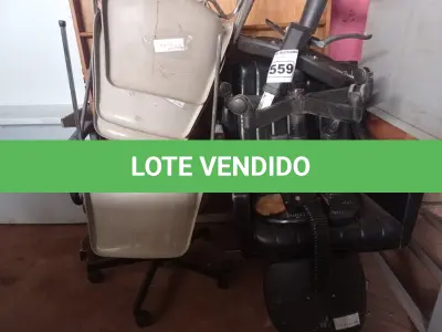 LOTE 559 - 01 PAINEL EM MADEIRA E VÁRIAS CADEIRAS DE ESCRITÓRIO MARCAS E MODELOS DIVERSOS. (NO ESTADO) ATENÇÃO! FAZER A VISITAÇÃO ANTES DE ARREMATAR, NÃO SABEMOS SE FUNCIONA. LEILÃO NÃO TEM GARANTIA E NEM DEVOLUÇÃO, SUJEITO A POSSÍVEIS AVARIAS VISÍVEIS/OCULTAS E/OU AUSÊNCIA DE COMPONENTES.