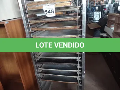 LOTE 545 - 01 CARRINHO PORTA BANDEJAS EM INOX COM 13 BANDEJAS AVULSAS. (NO ESTADO) ATENÇÃO! FAZER A VISITAÇÃO ANTES DE ARREMATAR, NÃO SABEMOS SE FUNCIONA. LEILÃO NÃO TEM GARANTIA E NEM DEVOLUÇÃO, SUJEITO A POSSÍVEIS AVARIAS VISÍVEIS/OCULTAS E/OU AUSÊNCIA DE COMPONENTES.