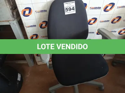 LOTE 594 - 01 CADEIRA DE ESCRITÓRIO COM BASE GIRATÓRIA. (NO ESTADO) ATENÇÃO! FAZER A VISITAÇÃO ANTES DE ARREMATAR, NÃO SABEMOS SE FUNCIONA. LEILÃO NÃO TEM GARANTIA E NEM DEVOLUÇÃO, SUJEITO A POSSÍVEIS AVARIAS VISÍVEIS/OCULTAS E/OU AUSÊNCIA DE COMPONENTES.