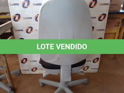 LOTE 617 - 01 CADEIRA DE ESCRITÓRIO COM BASE GIRATÓRIA. (NO ESTADO) ATENÇÃO! FAZER A VISITAÇÃO ANTES DE ARREMATAR, NÃO SABEMOS SE FUNCIONA. LEILÃO NÃO TEM GARANTIA E NEM DEVOLUÇÃO, SUJEITO A POSSÍVEIS AVARIAS VISÍVEIS/OCULTAS E/OU AUSÊNCIA DE COMPONENTES.