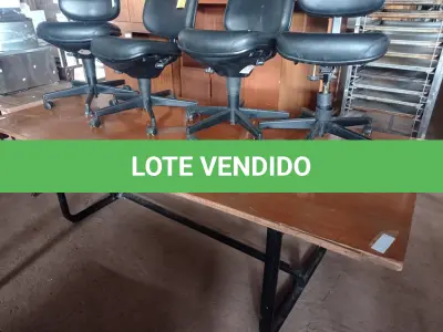LOTE 550 - 01 MESA DE REUNIÃO COM BASE DE FERRO FUNDIDO E 04 CADEIRAS DE ESCRITÓRIO COM BASE GIRATÓRIA. (NO ESTADO) ATENÇÃO! FAZER A VISITAÇÃO ANTES DE ARREMATAR, NÃO SABEMOS SE FUNCIONA. LEILÃO NÃO TEM GARANTIA E NEM DEVOLUÇÃO, SUJEITO A POSSÍVEIS AVARIAS VISÍVEIS/OCULTAS E/OU AUSÊNCIA DE COMPONENTES.