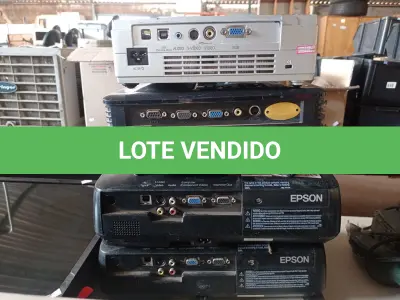 LOTE 423 - 04 PROJETORES MULTIMIDIA MARCAS E MODELOS DIVERSOS. (NO ESTADO) ATENÇÃO! FAZER A VISITAÇÃO ANTES DE ARREMATAR, NÃO SABEMOS SE FUNCIONA. LEILÃO NÃO TEM GARANTIA E NEM DEVOLUÇÃO, SUJEITO A POSSÍVEIS AVARIAS VISÍVEIS/OCULTAS E/OU AUSÊNCIA DE COMPONENTES.