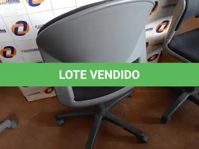 LOTE 598 - 01 CADEIRA DE ESCRITÓRIO COM BASE GIRATÓRIA. (NO ESTADO) ATENÇÃO! FAZER A VISITAÇÃO ANTES DE ARREMATAR, NÃO SABEMOS SE FUNCIONA. LEILÃO NÃO TEM GARANTIA E NEM DEVOLUÇÃO, SUJEITO A POSSÍVEIS AVARIAS VISÍVEIS/OCULTAS E/OU AUSÊNCIA DE COMPONENTES.