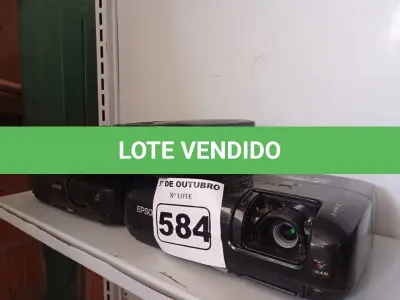 LOTE 584 - 03 PROJETORES MULTIMIDIA MARCAS EPSON. (NO ESTADO) ATENÇÃO! FAZER A VISITAÇÃO ANTES DE ARREMATAR, NÃO SABEMOS SE FUNCIONA. LEILÃO NÃO TEM GARANTIA E NEM DEVOLUÇÃO, SUJEITO A POSSÍVEIS AVARIAS VISÍVEIS/OCULTAS E/OU AUSÊNCIA DE COMPONENTES.