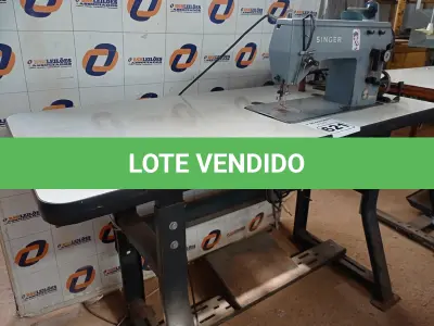 LOTE 621 - 01 MÁQUINA DE COSTURA MARCA SINGER. (NO ESTADO) ATENÇÃO! FAZER A VISITAÇÃO ANTES DE ARREMATAR, NÃO SABEMOS SE FUNCIONA. LEILÃO NÃO TEM GARANTIA E NEM DEVOLUÇÃO, SUJEITO A POSSÍVEIS AVARIAS VISÍVEIS/OCULTAS E/OU AUSÊNCIA DE COMPONENTES.